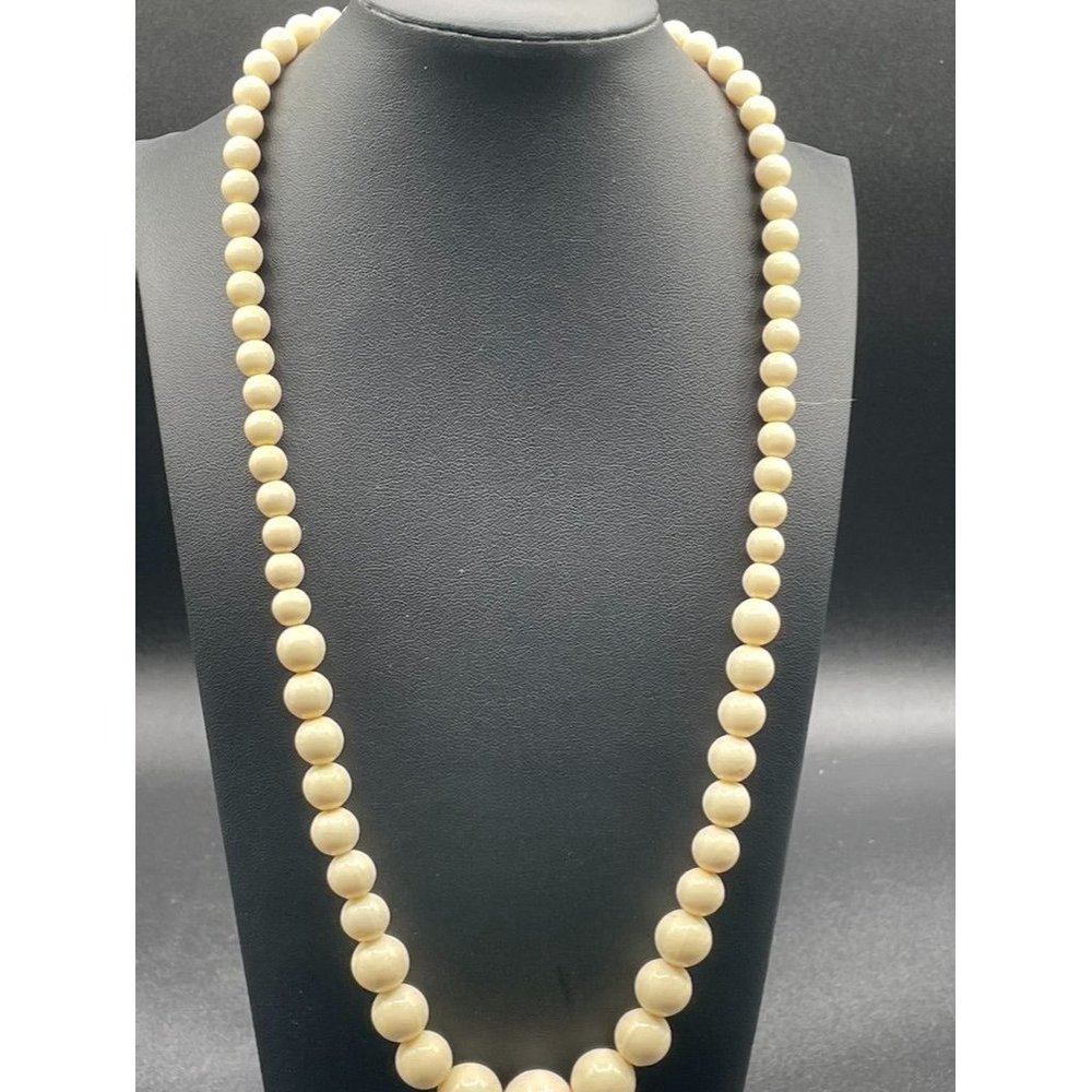 Vintage White Graduated Beaded Necklace Length 24 Inches